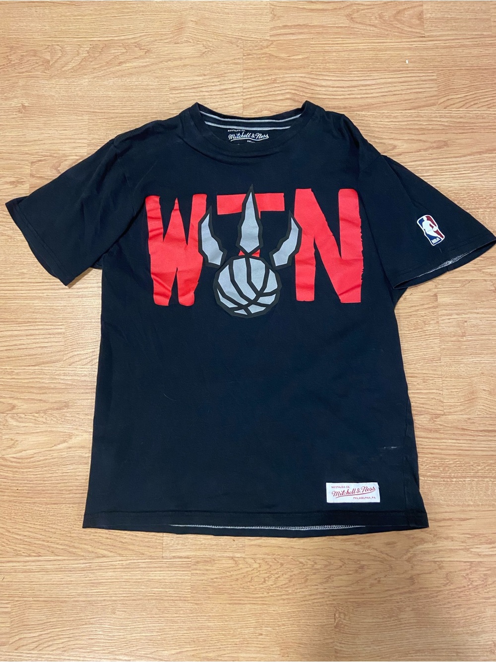 Mitchell & Ness Toronto Raptors Women’s Medium Tee